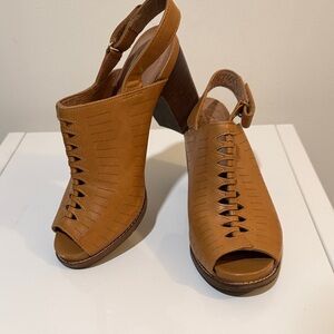 Clarks Women's Briatta Key Tan Cutout Peep-Toe Slingback Block Heels size 7